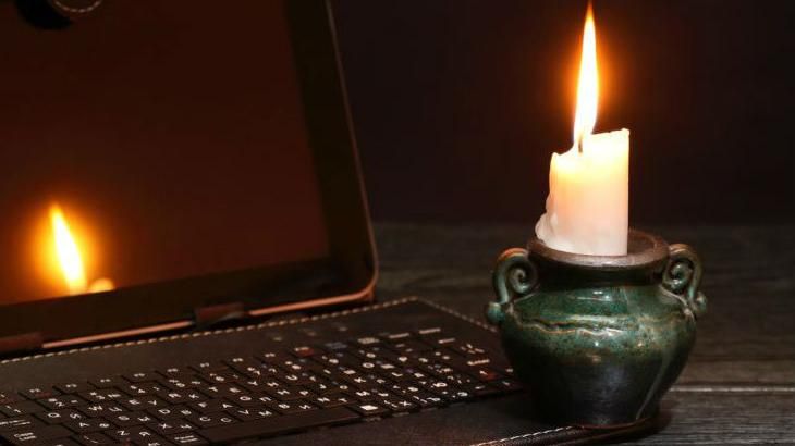 Через негоду в Україні без світла залишилась ще сотня населених пунктів Через негоду в Україні без світла залишилась ще сотня населених пунктів