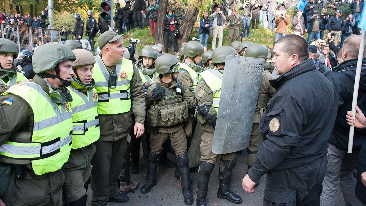 Аваков забрал полицию из-под стен Верховной Рады, обозвав протестующих "хламом"
