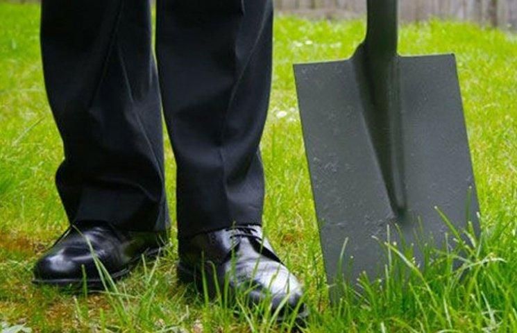 У Миколаєві п'яний працівник водоканалу побив перехожого лопатою У Миколаєві п'яний працівник водоканалу побив перехожого лопатою