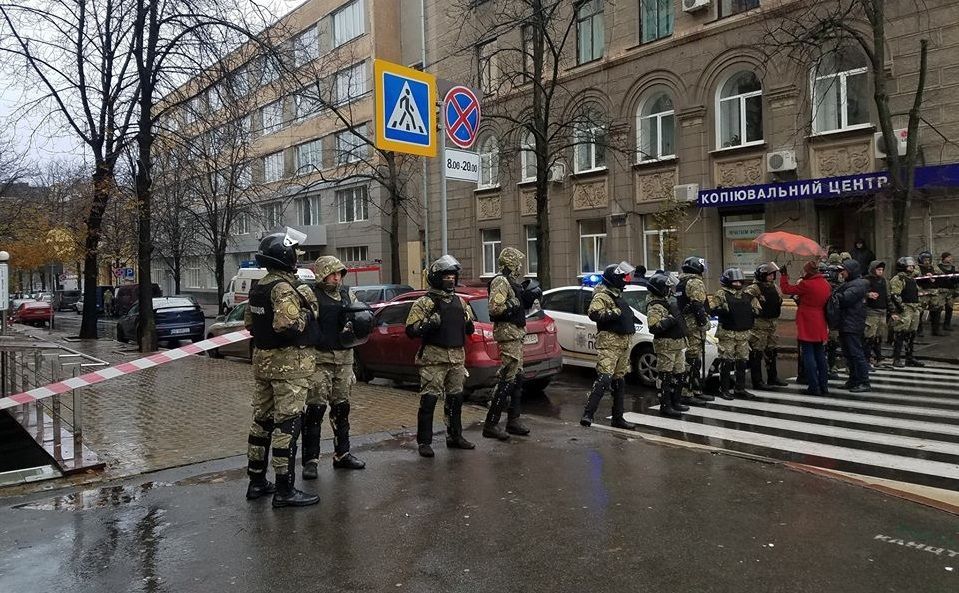 Полиция заявила о "заминировании" здания, в котором НАБУ проводит обыски Полиция заявила о "заминировании" здания, в котором НАБУ проводит обыски