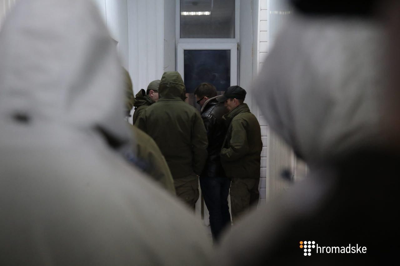 Суд над сином Авакова: до будівлі прибули невідомі в камуфляжі та масках Суд над сином Авакова: до будівлі прибули невідомі в камуфляжі та масках