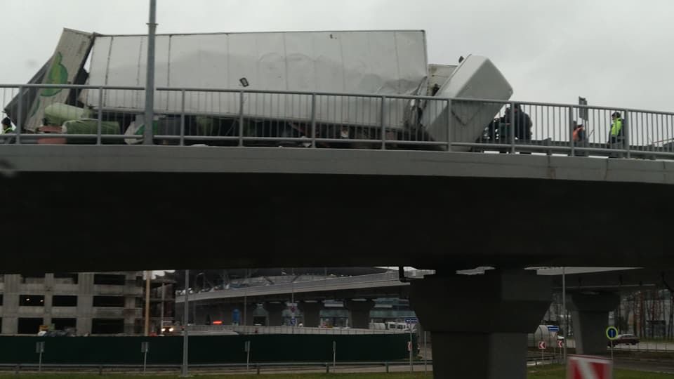 Невезучий "Бориспіль": в аеропорту вдруге за день сталась ДТП з вантажівкою – фото