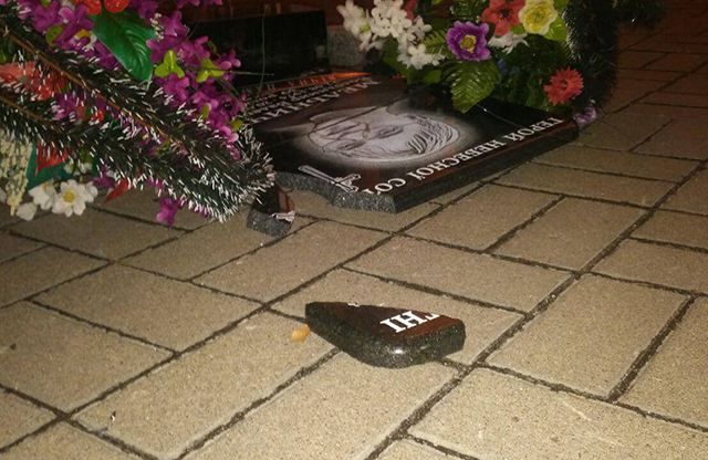 В центре Киева в очередной раз разбили мемориал Героям Небесной Сотни: фото