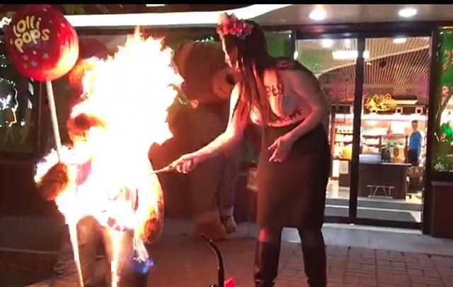 Оголена активістка Femen провела пекельну акцію перед магазином Roshen у Києві Оголена активістка Femen провела пекельну акцію перед магазином Roshen у Києві