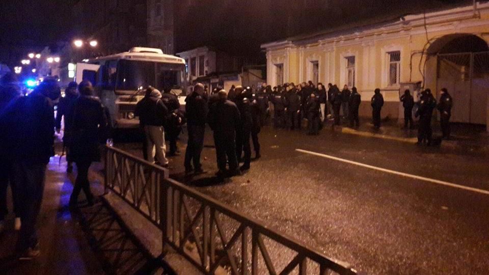 Масова бійка сталась у Харкові, розтрощено паб: фото та відео Масова бійка сталась у Харкові, розтрощено паб: фото та відео