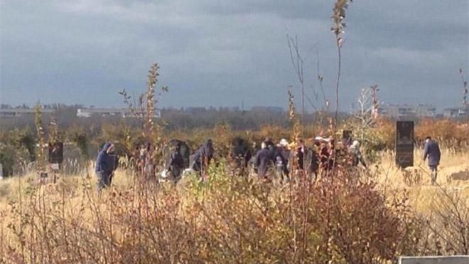 Стало відомо, де поховали Аміну Окуєву: фото з церемонії прощання