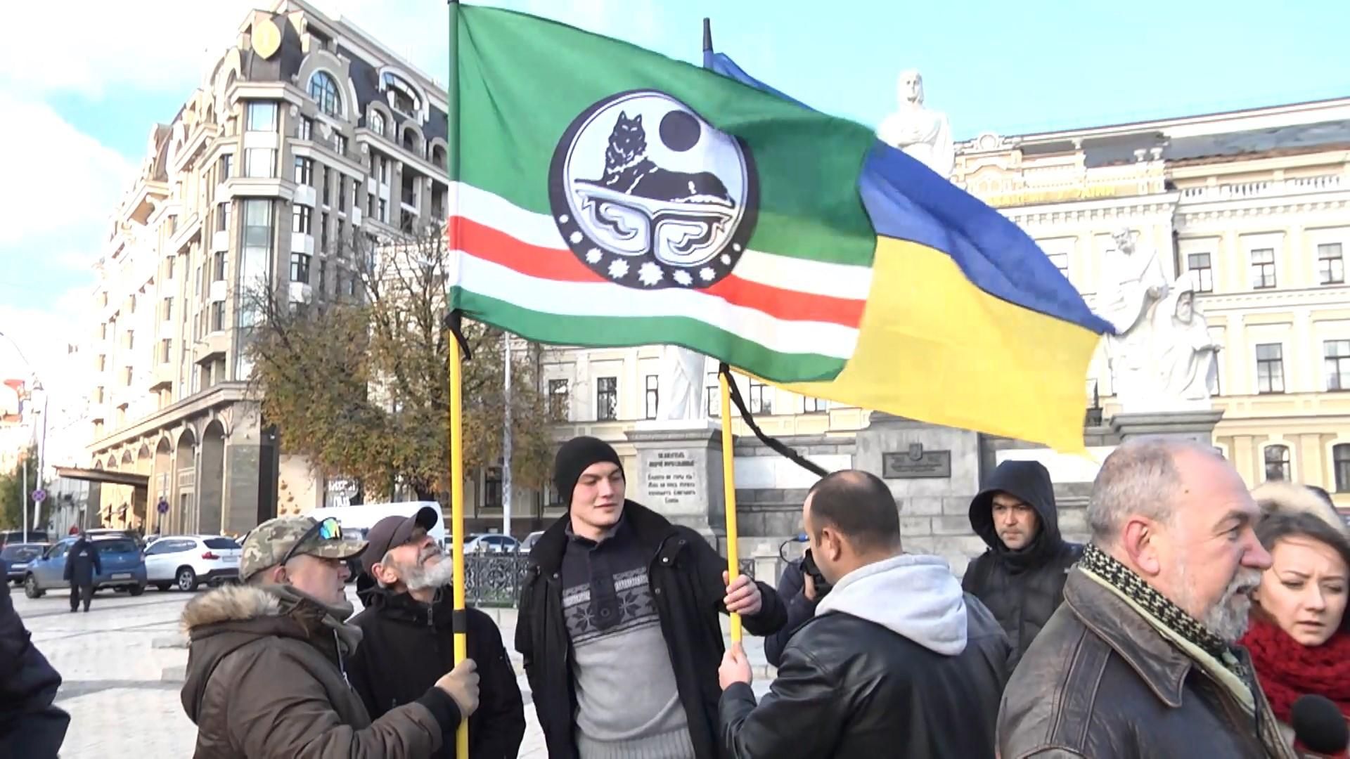 Ми не дамо про це забути, – побратими Окуєвої вийшли на мирну акцію у Києві Ми не дамо про це забути, – побратими Окуєвої вийшли на мирну акцію у Києві