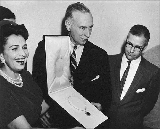 Гаррі Вінстон з діамантом Хоуп Гаррі Вінстон з діамантом Хоуп