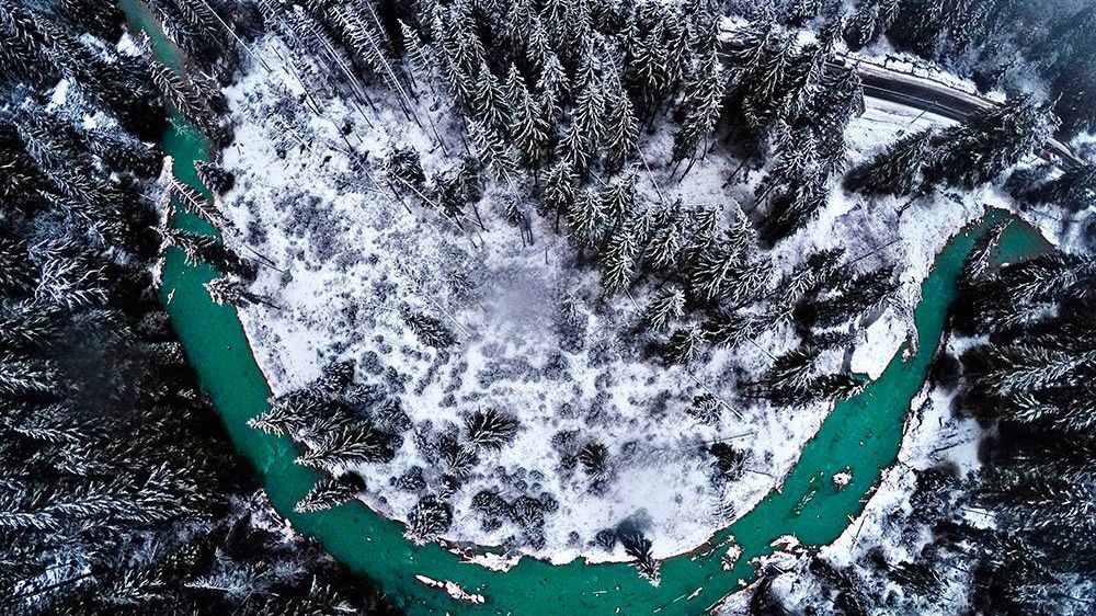 На Закарпатті випав сніг: відео як у снігу застряг автобус На Закарпатті випав сніг: відео як у снігу застряг автобус