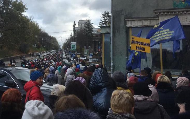 Тисячі освітян вийшли на мітинг у Києві з вимогою не урізати зарплати