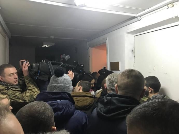 Деякі журналісти не змогли потрапити на суд до сина Авакова через чоловіків у камуфляжі