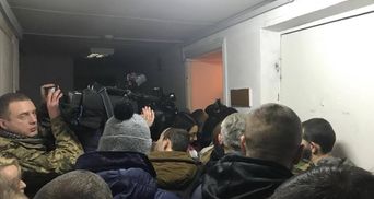 Некоторые журналисты не смогли попасть на суд к сыну Авакова из мужчин в камуфляже