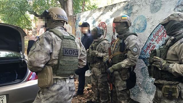 Автомат, гвинтівка, гранати та безліч набоїв: чималий арсенал зброї виявили в одесита Автомат, гвинтівка, гранати та безліч набоїв: чималий арсенал зброї виявили в одесита