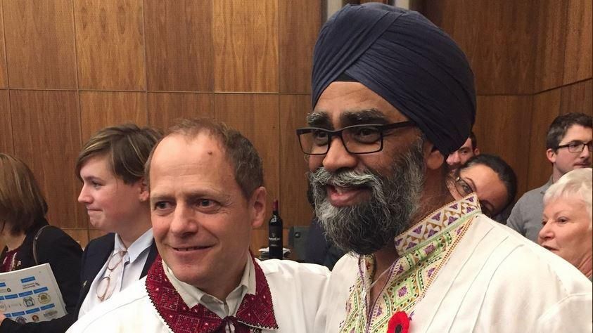 Міністр оборони Канади одягнув вишиванку і виголосив українське гасло Міністр оборони Канади одягнув вишиванку і виголосив українське гасло