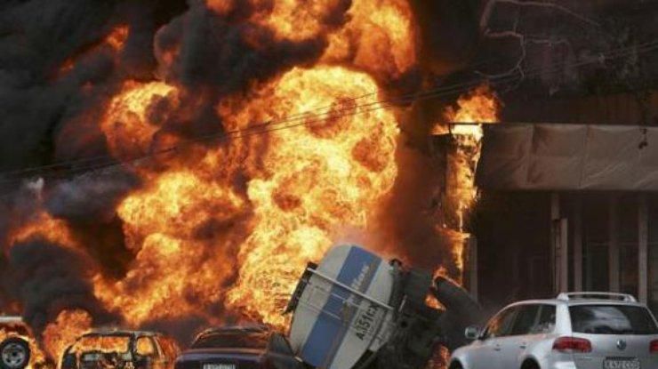Люди сгорели заживо: в Афганистане взорвался бензовоз рядом с автобусом