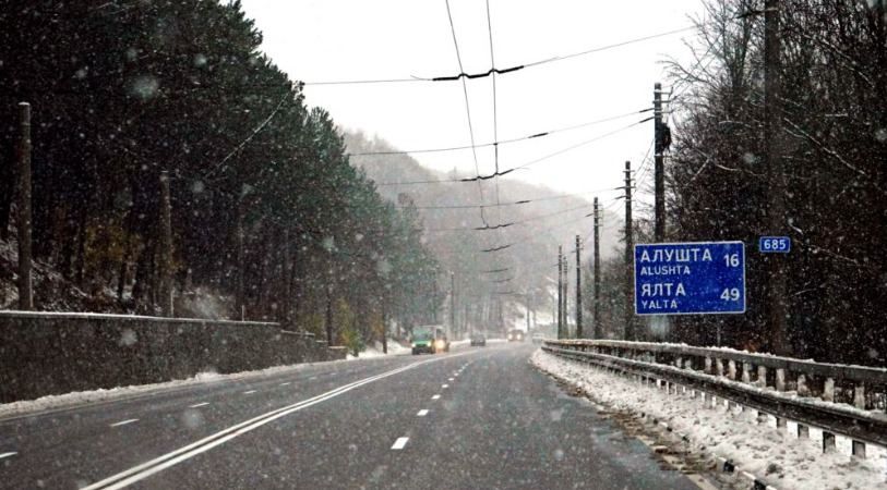 Окупований Крим в сніговому полоні: автобус з пасажирами довелось відкопувати Окупований Крим в сніговому полоні: автобус з пасажирами довелось відкопувати
