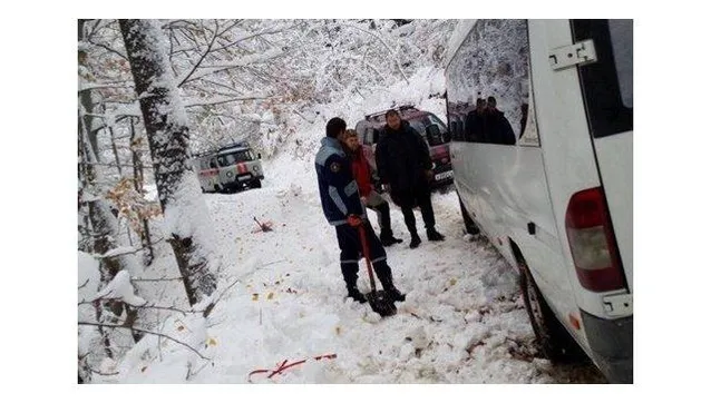 Мікроавтобус застряг у сніговому заметі в Криму Мікроавтобус застряг у сніговому заметі в Криму