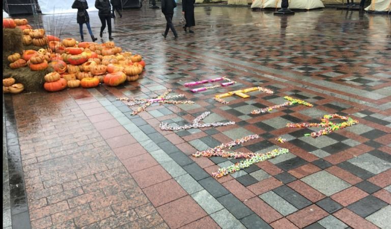 "Петя, жуй" – під Радою з'явився промовистий напис "Петя, жуй" – під Радою з'явився промовистий напис