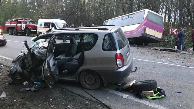 Рейсовий автобус потрапив у жахливу ДТП на Львівщині: багато постраждалих Рейсовий автобус потрапив у жахливу ДТП на Львівщині: багато постраждалих