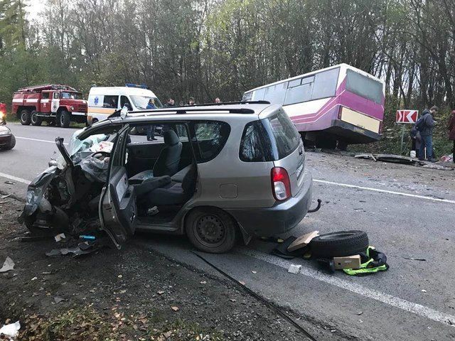 Рейсовый автобус попал в жуткое ДТП на Львовщине: много пострадавших