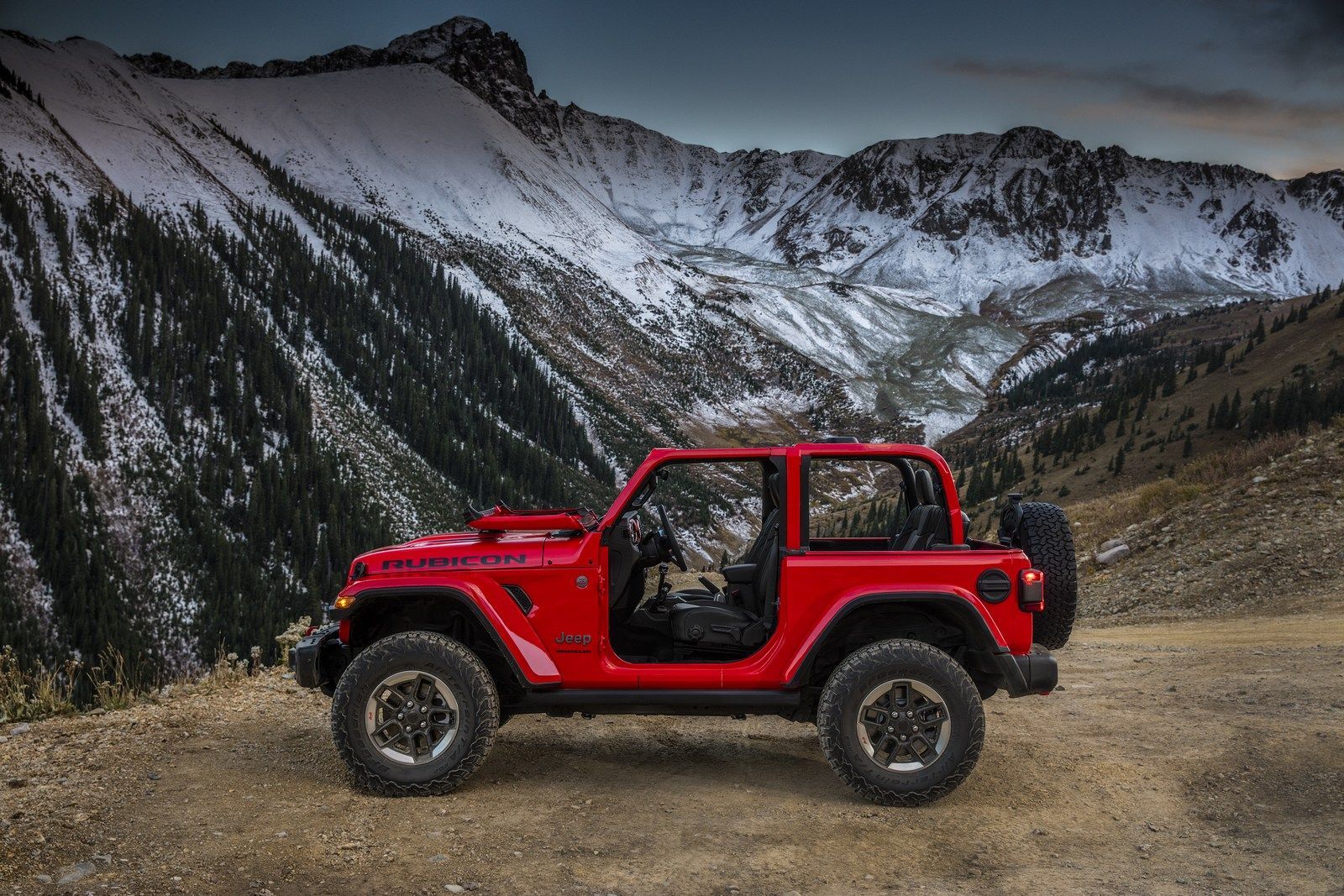 Легендарный Jeep Wrangler остался верен традициям Легендарный Jeep Wrangler остался верен традициям