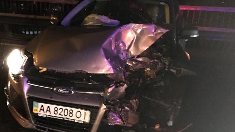 Чоловіка викинуло з авто на дорогу: у Києві зіткнулось 4 машини