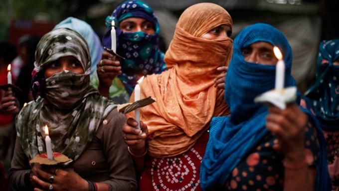 Мужчины заставили несовершеннолетнюю девушку ходить голой по селу: причина Мужчины заставили несовершеннолетнюю девушку ходить голой по селу: причина