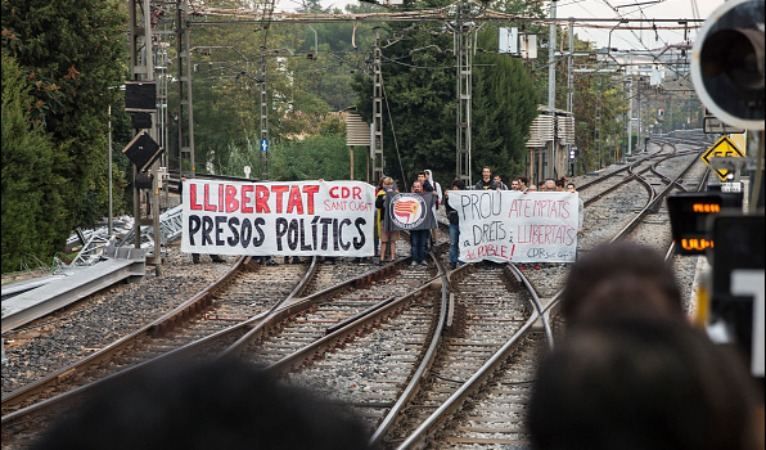 Перекриті дороги і заблокована залізниця: у Каталонії протестують проти арешту політиків
