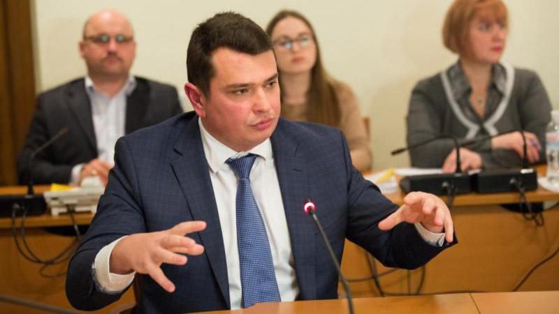 Рюкзаки є, а браслетів немає: якими здобутками НАБУ похвалився його очільник Ситник Рюкзаки є, а браслетів немає: якими здобутками НАБУ похвалився його очільник Ситник