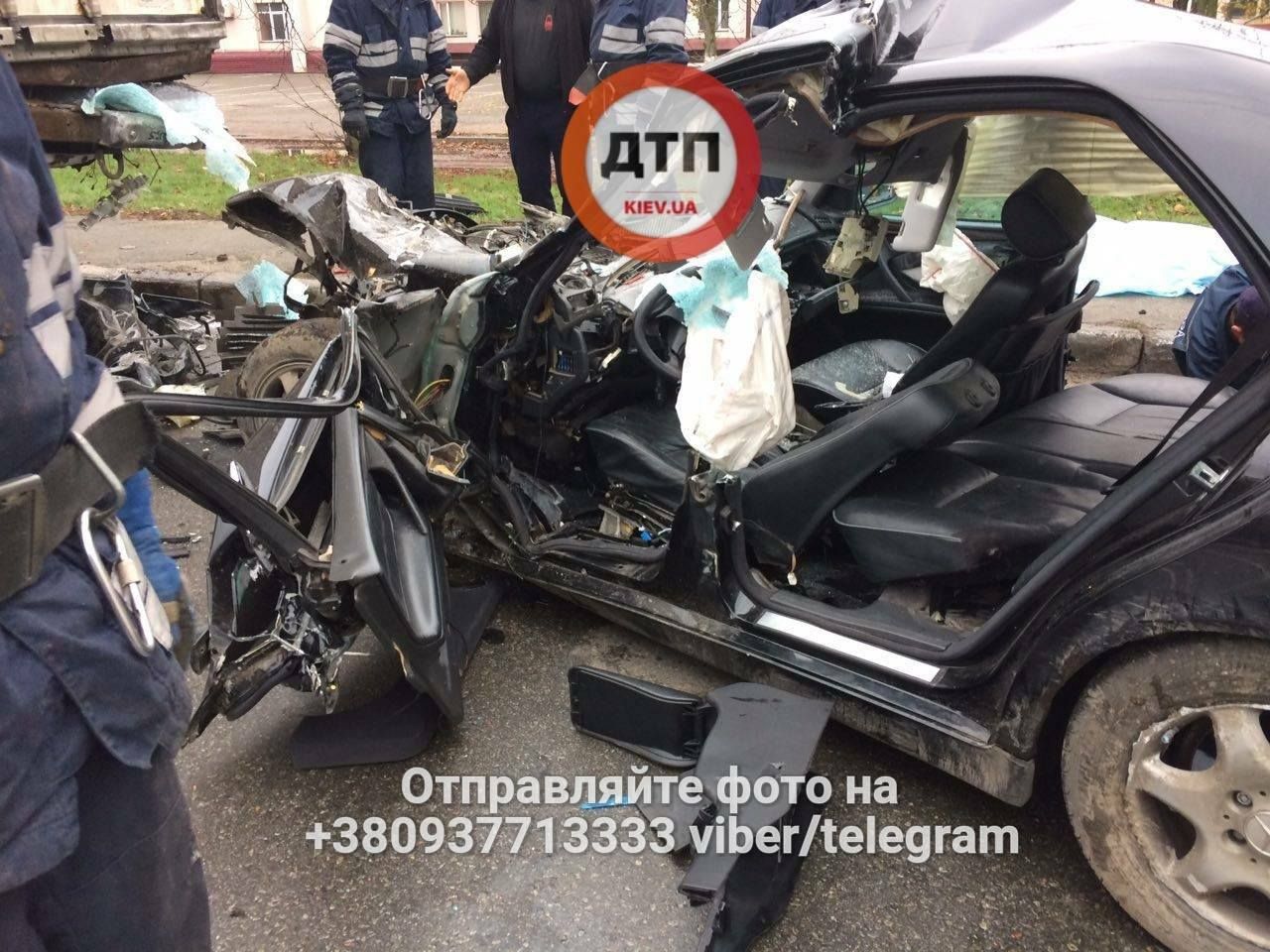 У Києві трапилося моторошне ДТП: фото та відео (18+) У Києві трапилося моторошне ДТП: фото та відео (18+)