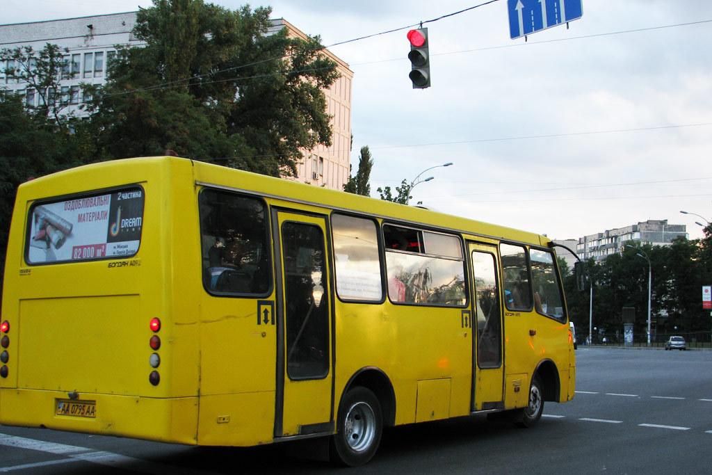 Кличко доручив перевірити київських перевізників через смертельну ДТП з маршруткою