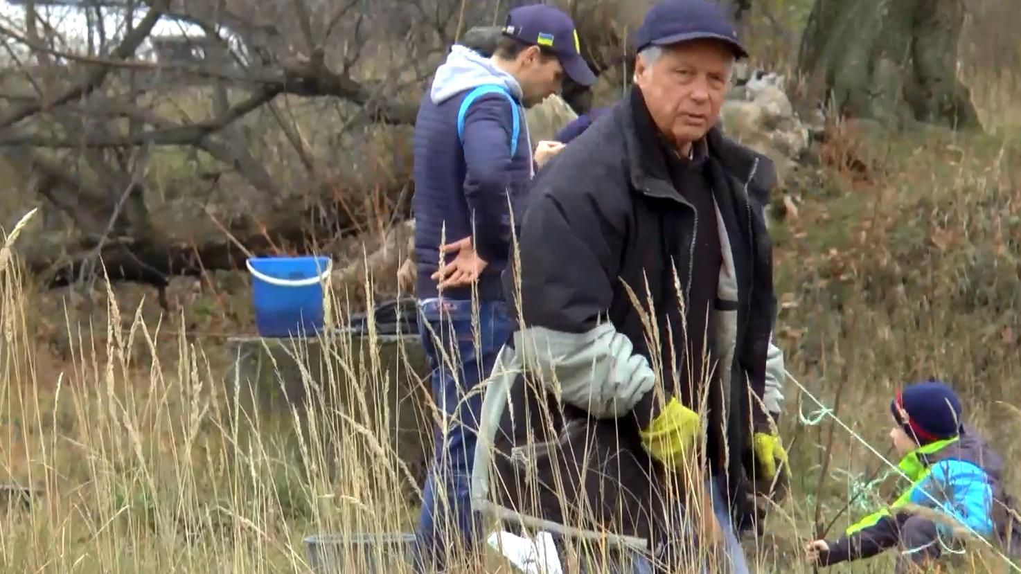 В Сумах высадили саженцы американского ореха: видео В Сумах высадили саженцы американского ореха: видео