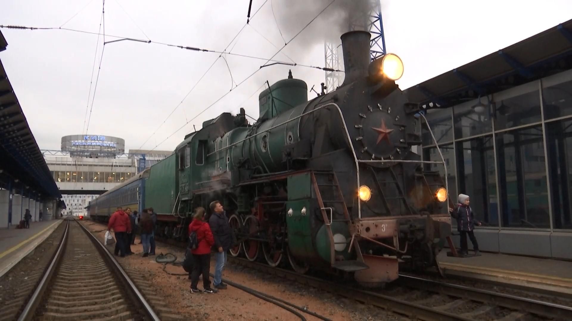 В Киеве запустили праздничный ретро-поезд: захватывающие кадры