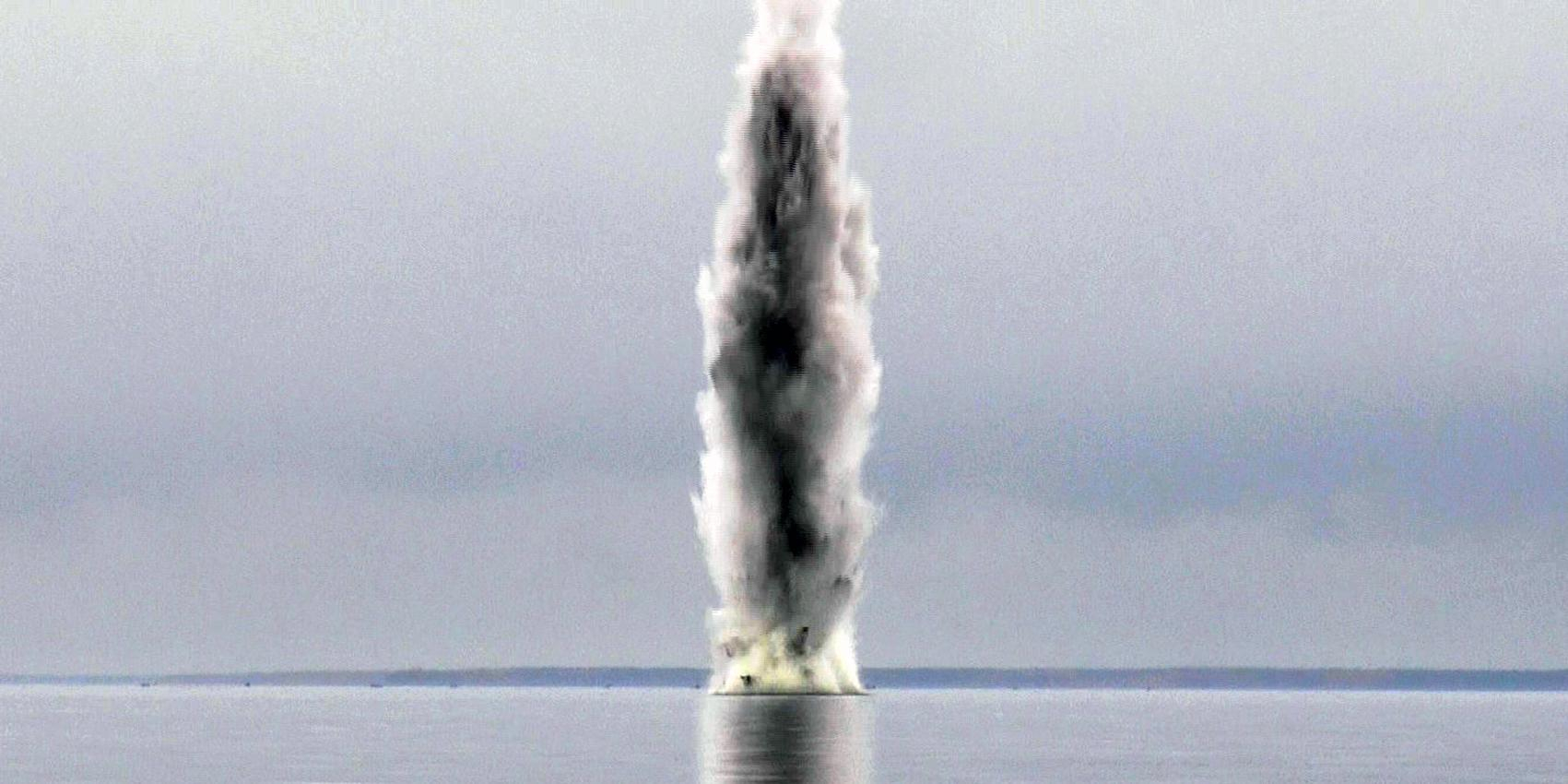 Взрывы в Киевском море: в ГСЧС показали впечатляющее видео