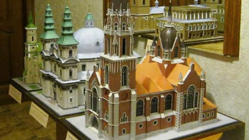 На Тернопільщині інженер створює унікальні мініатюри відомих споруд