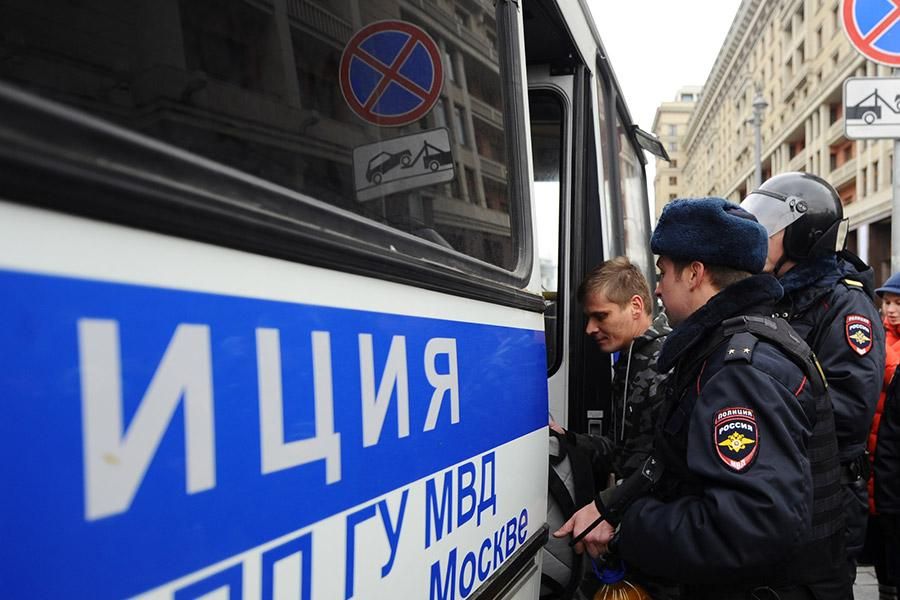 Массовые митинги в России задержали более 200 человек Массовые митинги в России задержали более 200 человек
