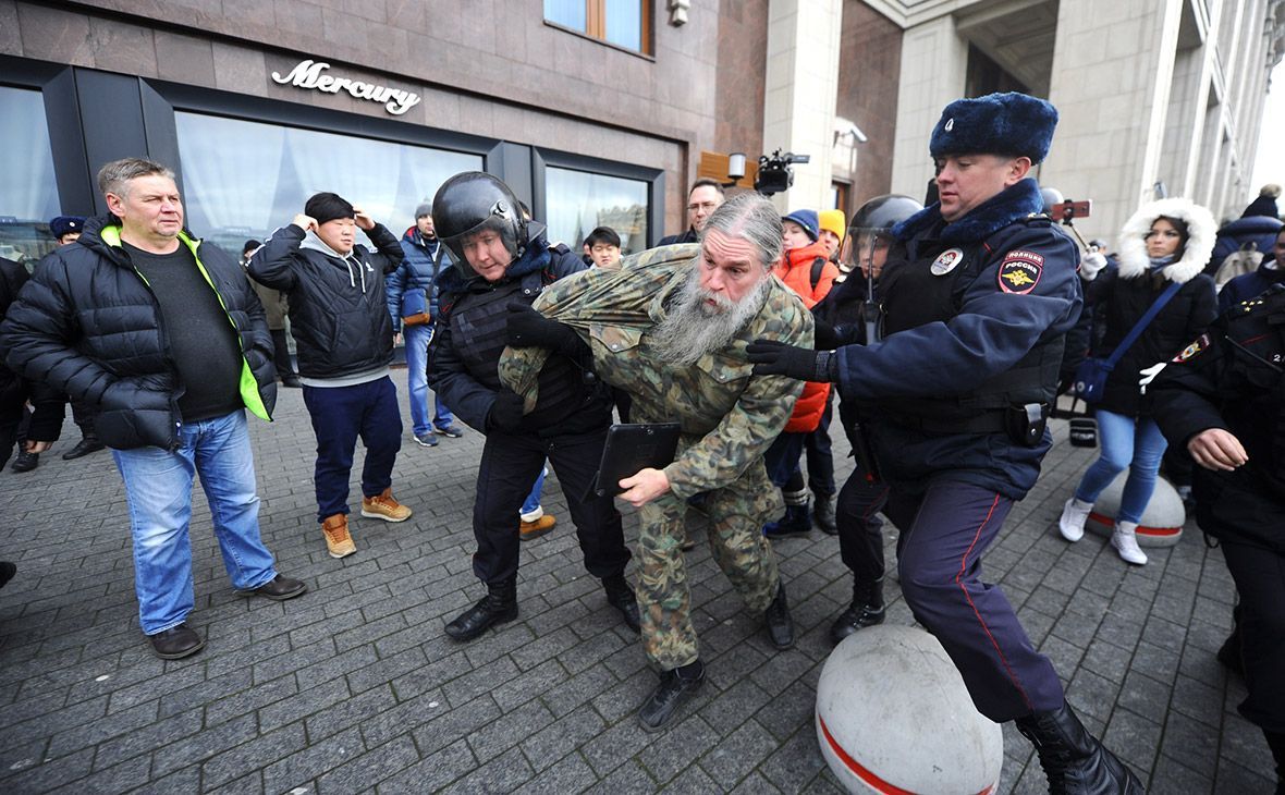 Масові мітинги у Росії: затримали 380 осіб, до яких не пускають правозахисників