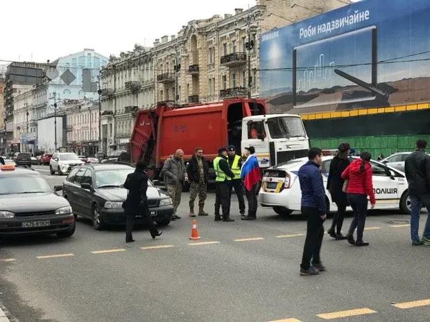 В Києві поліція затримала чоловіка, який гуляв із прапором Росії