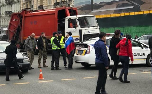 Завернутый во флаг России мужчина прогуливался по центру Киева: фото Завернутый во флаг России мужчина прогуливался по центру Киева: фото