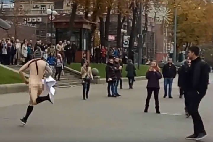 Мужчина голышом бегал по центру Киева: курьезное видео