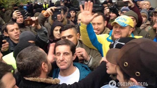 Шкіряку "зарядили" в обличчя кілька стусанів: з'явилось відео Шкіряку "зарядили" в обличчя кілька стусанів: з'явилось відео