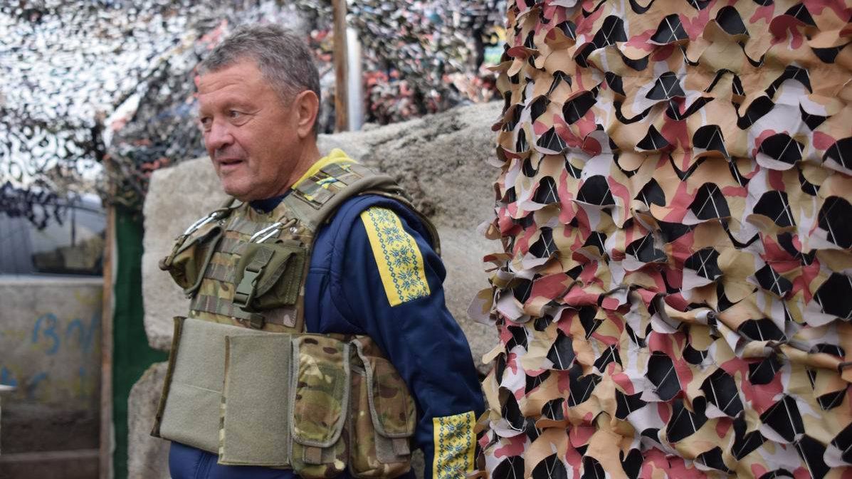 Мирон Маркевич відправився в зону АТО, де зіграв у футбол з місцевими мешканцями Мирон Маркевич відправився в зону АТО, де зіграв у футбол з місцевими мешканцями