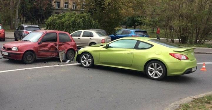 В Одесі дівчина на спорткарі влаштувала масштабну ДТП В Одесі дівчина на спорткарі влаштувала масштабну ДТП