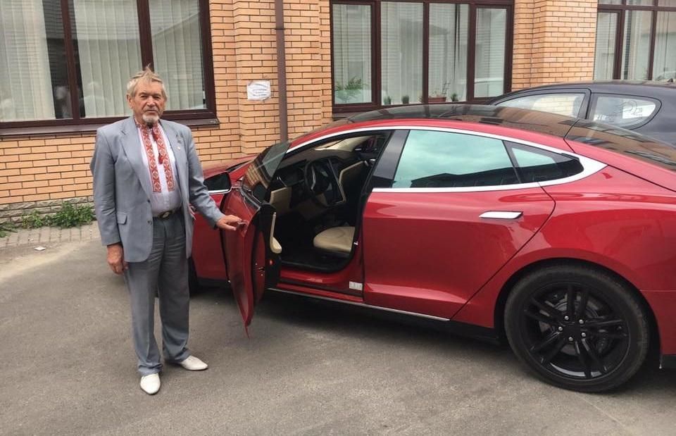 Таємниця дідуся з медом на Tesla у Києві: фото та деталі Таємниця дідуся з медом на Tesla у Києві: фото та деталі