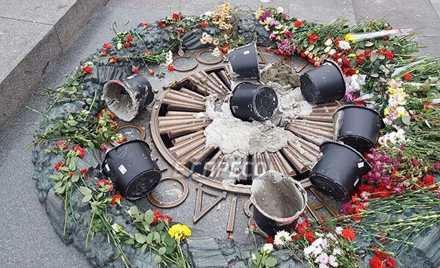 В Києві вандали загасили цементом Вічний вогонь