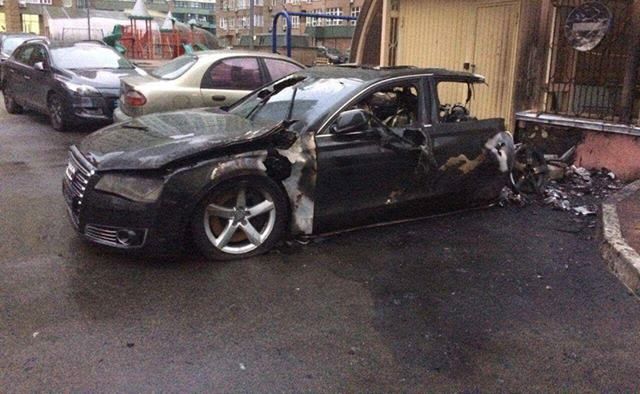 В Киеве сгорел автомобиль водителя экс-министра инфраструктуры, – СМИ В Киеве сгорел автомобиль водителя экс-министра инфраструктуры, – СМИ