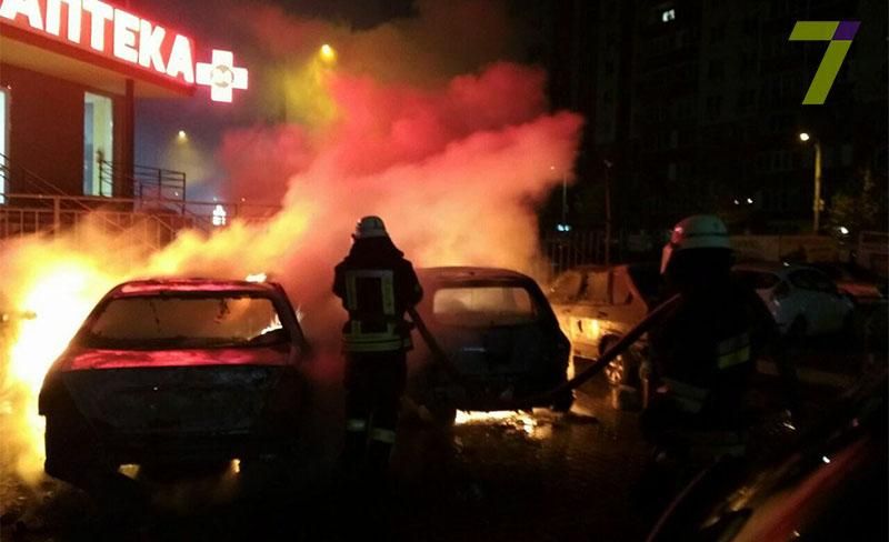 В Одессе ночью сгорело почти 20 авто - фото