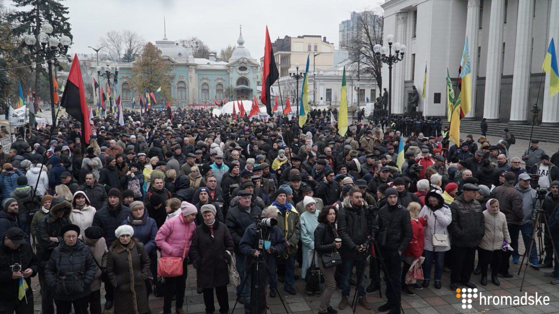 Полиция усиленно охраняет Раду: под парламентом митингуют около 500 человек