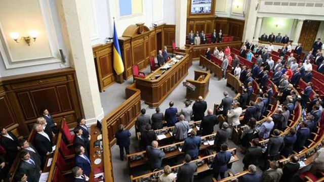 Парламент почтил минутой молчания память погибшей Амины Окуевой Парламент почтил минутой молчания память погибшей Амины Окуевой