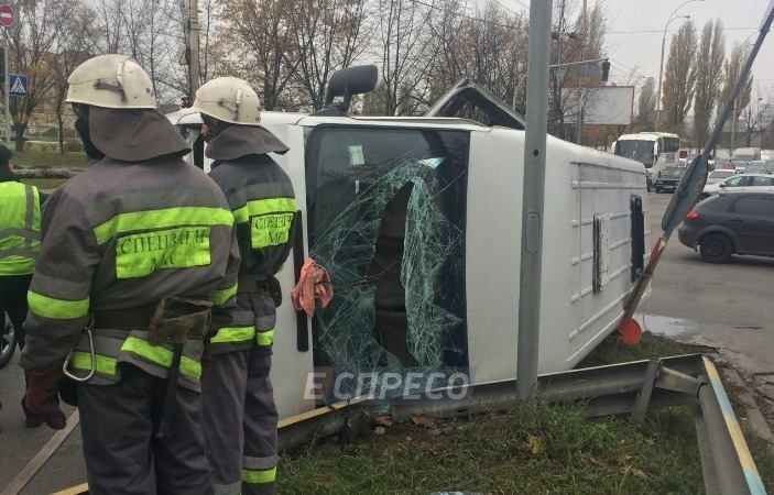 Джип влетів у мікроавтобус в Києві: маршрутка перекинулась, є постраждалі